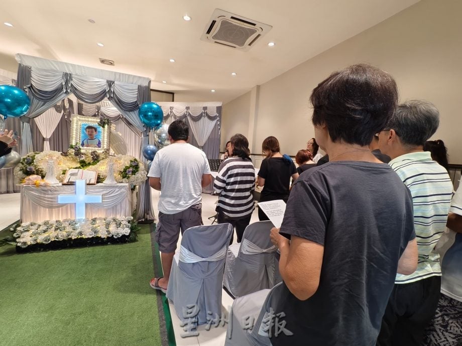 (已签发)全国:疑留校车内缺氧身亡小死者举殡 父母不舍声声叮嘱 场面哀戚