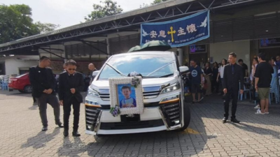 疑留校车内缺氧身亡小死者举殡   父母不舍声声叮嘱   场面哀戚