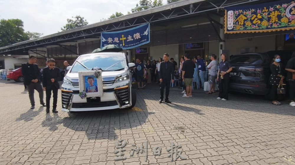 (已签发)全国:疑留校车内缺氧身亡小死者举殡 父母不舍声声叮嘱 场面哀戚