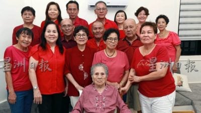 五代同堂 102岁人瑞安详离世 家族逾140人喜丧送别