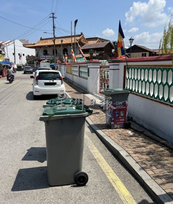 (古城封面主文)照片中的不速之客·老街垃圾桶应被赋予新面貌