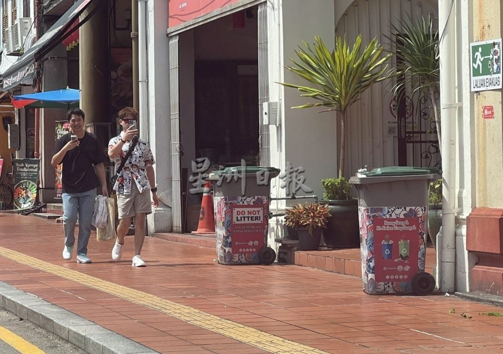 （古城封面主文）照片中的不速之客·老街垃圾桶应被赋予新面貌