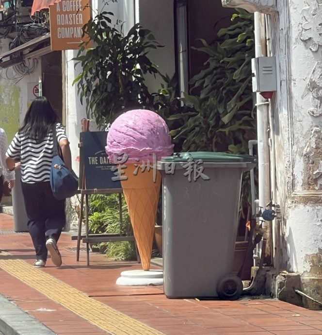 （古城封面主文）照片中的不速之客·老街垃圾桶应被赋予新面貌
