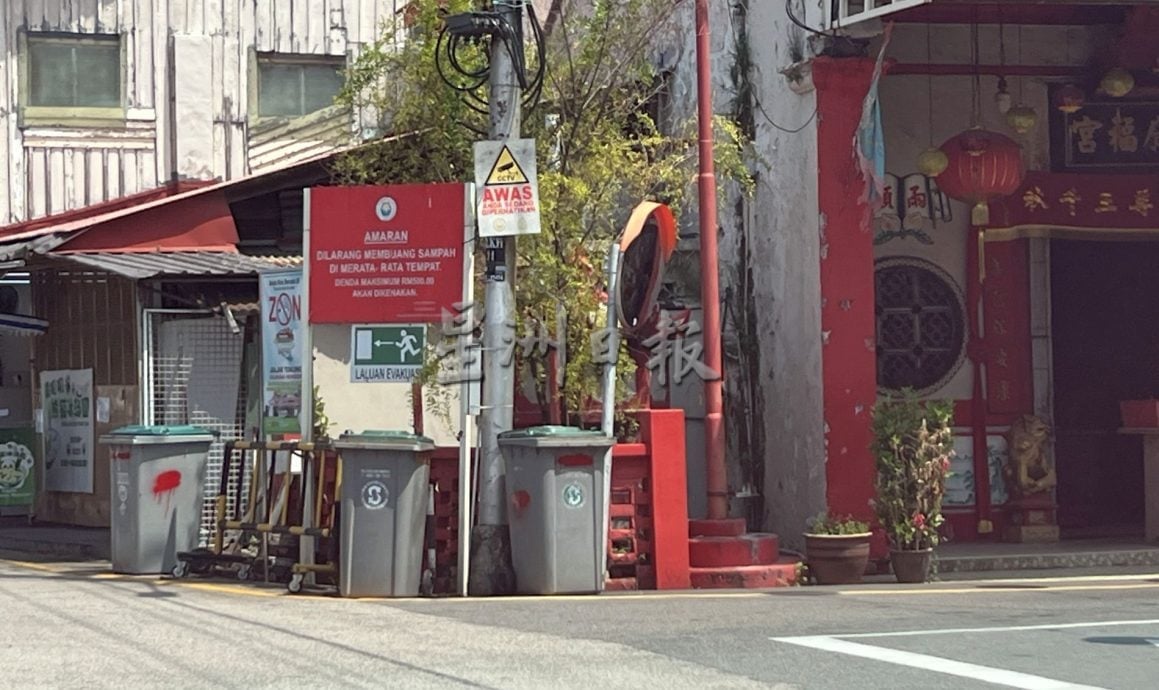 （古城封面主文）照片中的不速之客·老街垃圾桶应被赋予新面貌
