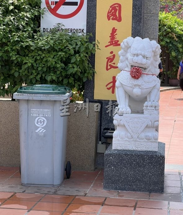 （古城封面主文）照片中的不速之客·老街垃圾桶应被赋予新面貌