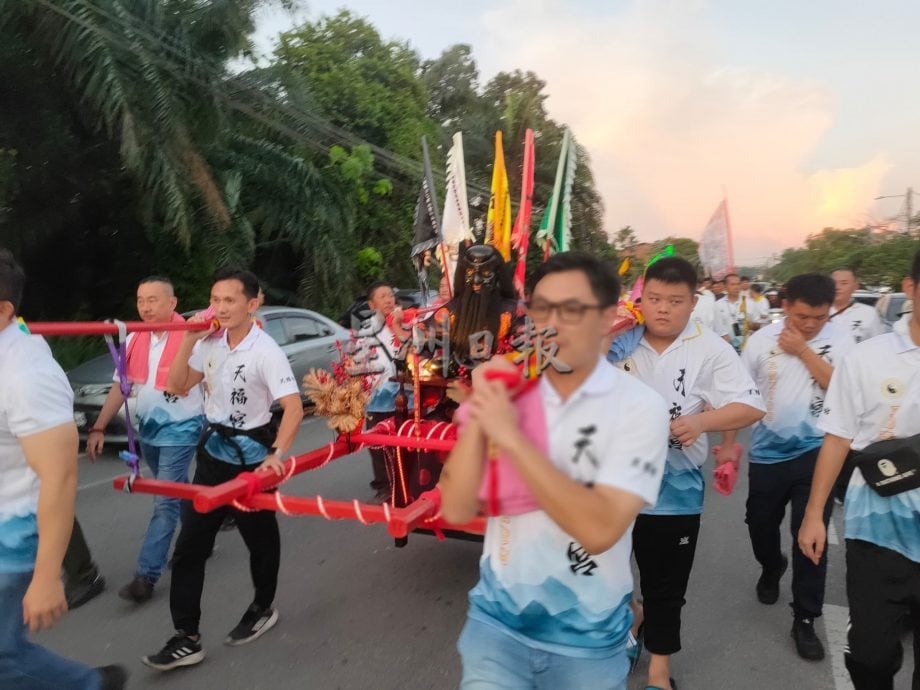 先刊/大都会-万津顺安殿众神出巡游境27神庙近1000人参与声势浩大轰动一时