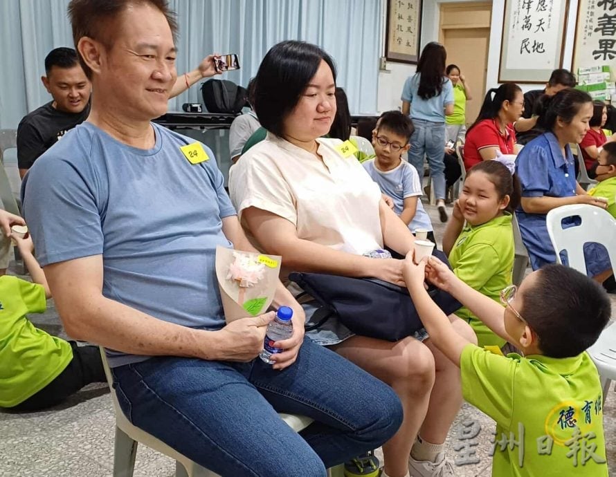 (大北马)30名小孩子体验当“怀孕”妈妈的辛苦