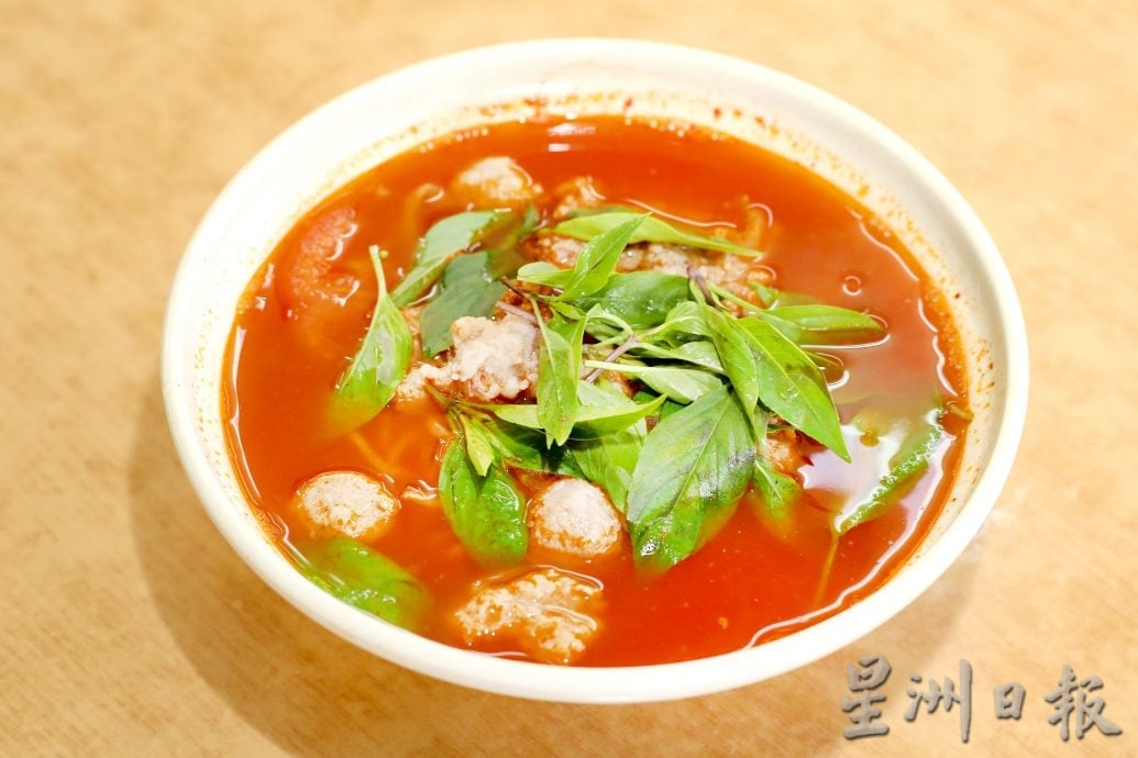 霹／版头／【人气美食】| 旅游达人变身开板面档  “见过世面”风味独特
