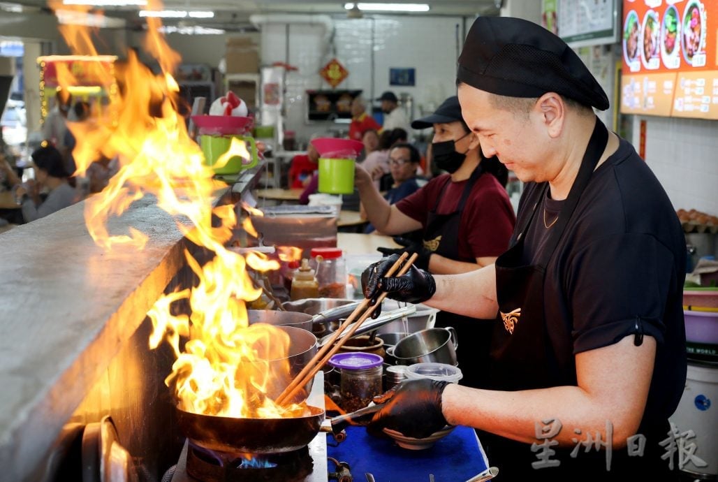 霹／版头／【人气美食】| 旅游达人变身开板面档  “见过世面”风味独特
