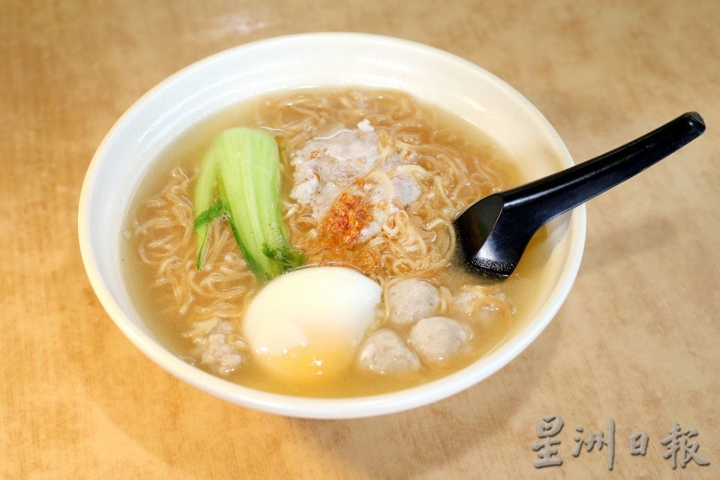 霹/版头/【人气美食】| 旅游达人变身开板面档 “见过世面”风味独特