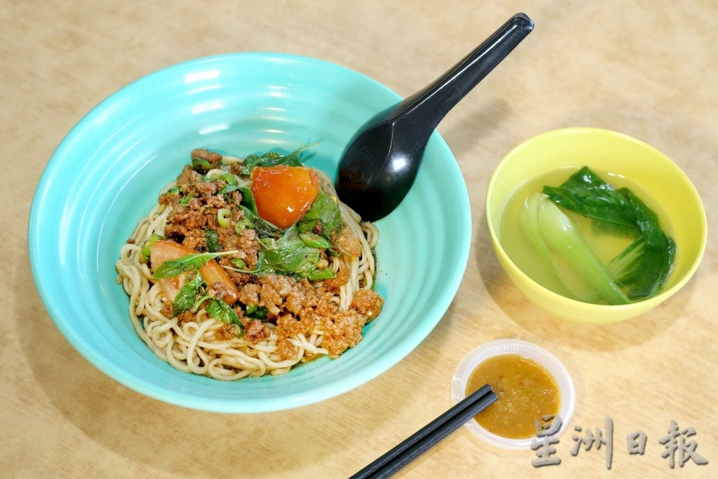 霹／版头／【人气美食】| 旅游达人变身开板面档  “见过世面”风味独特
