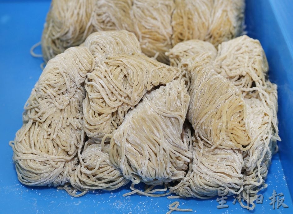 霹/版头/【人气美食】| 旅游达人变身开板面档 “见过世面”风味独特