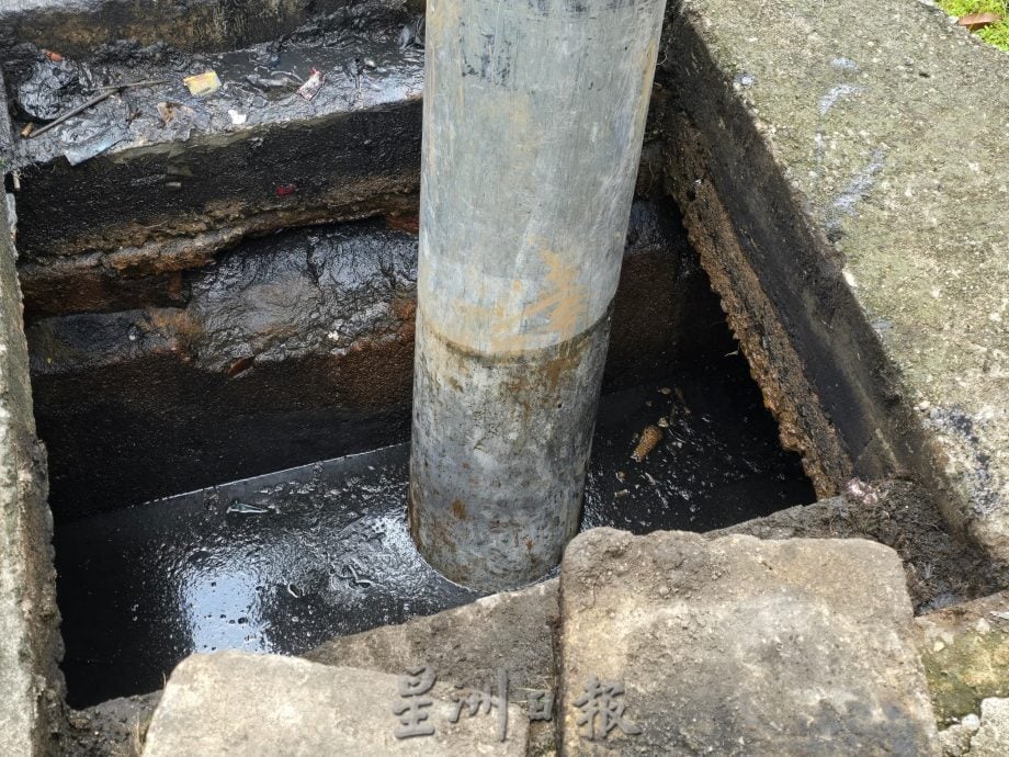 商家贪图方便把机油倒入沟渠，芙端姑安达路排水沟被堵