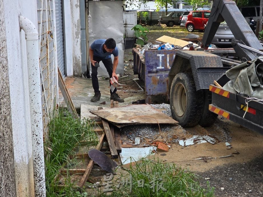 商家贪图方便把机油倒入沟渠,芙端姑安达路排水沟被堵