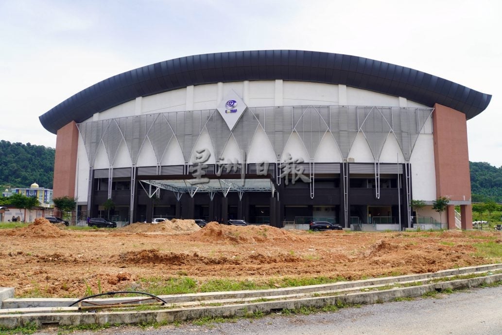 (大北马)指示加速工程建筑进度,亚历山大确保玻马大礼堂赶在年底毕业典礼前启用