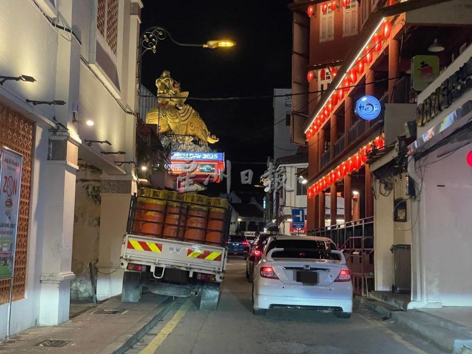 （古城封面主文）违停问题猖獗，老街短短3街道至少5车子“铲上”行人道