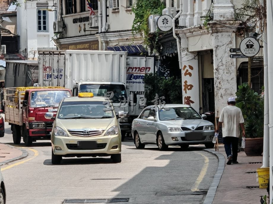 （古城封面主文）违停问题猖獗，老街短短3街道至少5车子“铲上”行人道