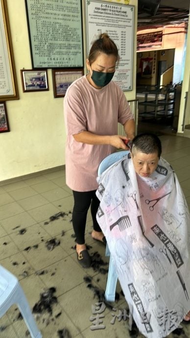 东：百乐淡属理发师联合献爱心 义务为弱势群体理发