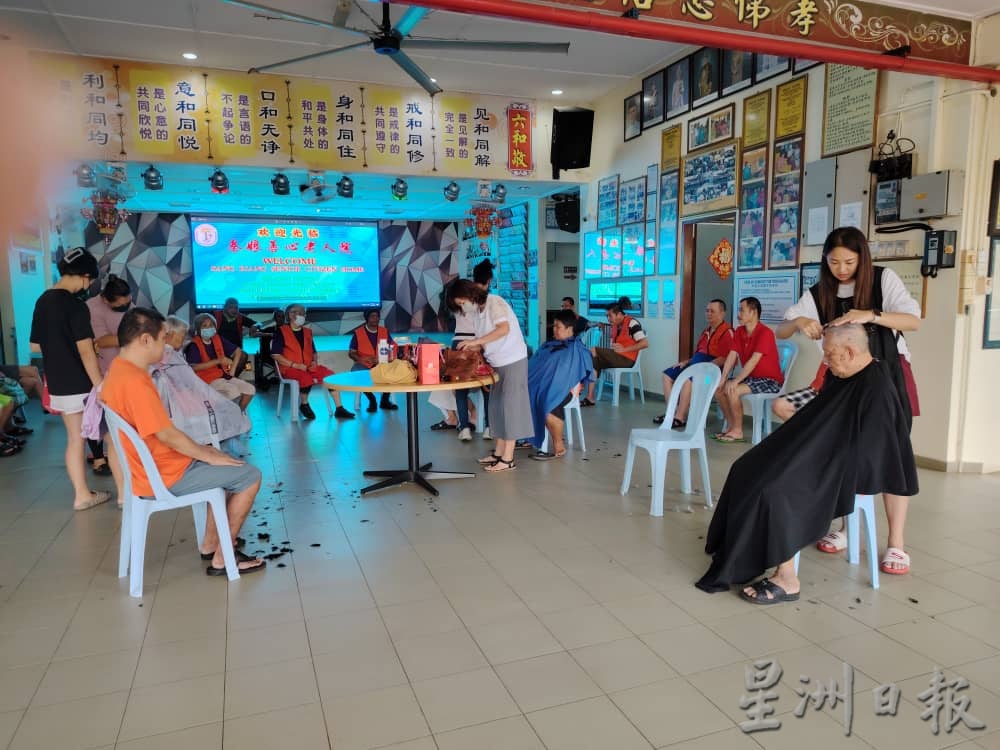 东：百乐淡属理发师联合献爱心 义务为弱势群体理发