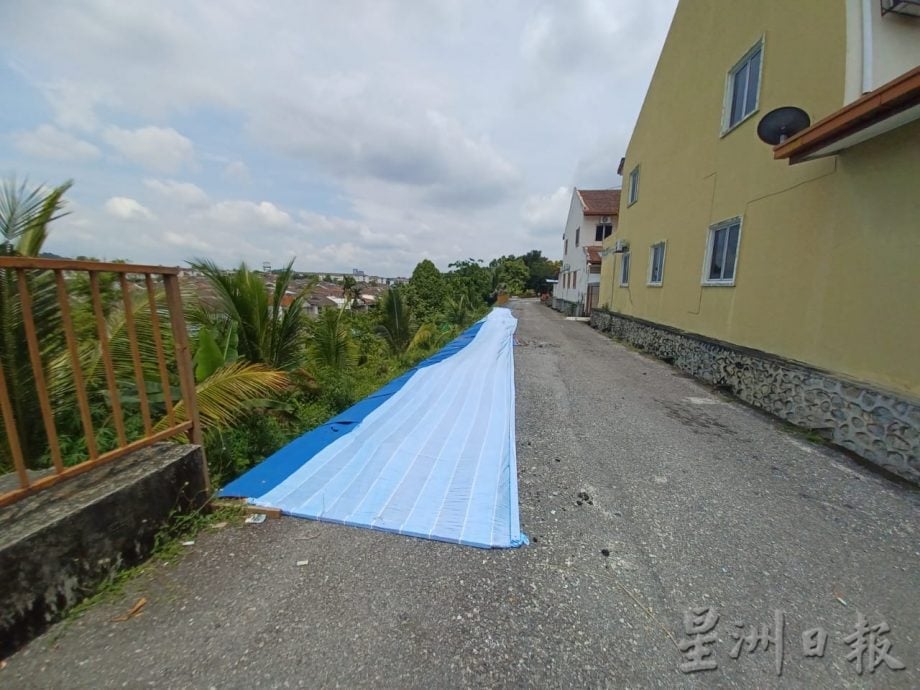 大都会/加影宾基兰绍佳娜花园4路与5路间的横巷出现地陷