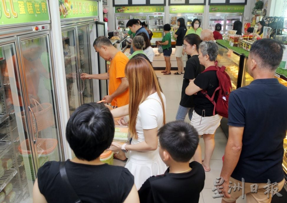 霹：封面主文／感恩母亲的伟大 市民精心筹备庆祝蛋糕花束行情看俏