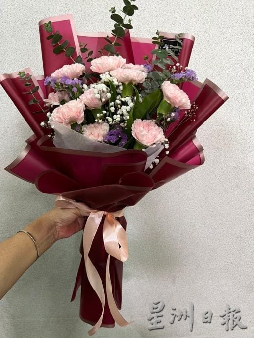 霹:封面主文/感恩母亲的伟大 市民精心筹备庆祝蛋糕花束行情看俏
