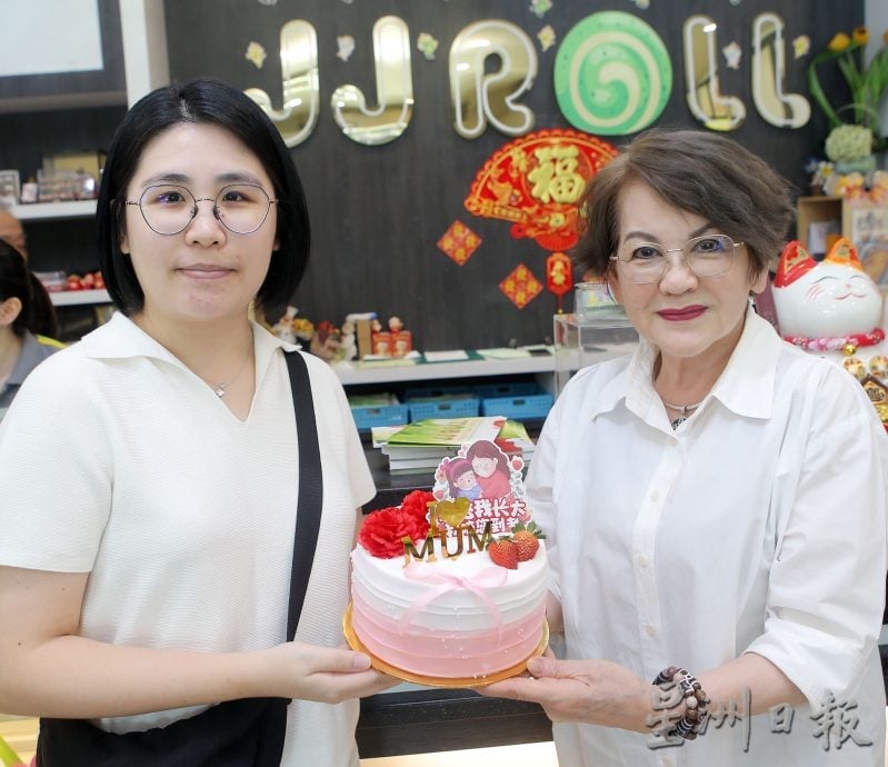 霹：封面主文／感恩母亲的伟大 市民精心筹备庆祝蛋糕花束行情看俏
