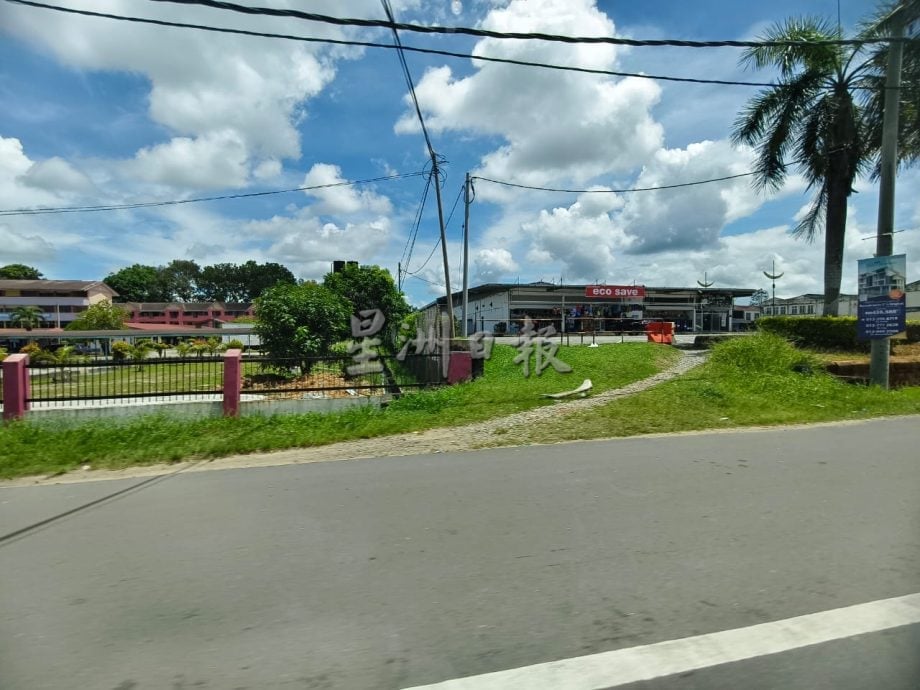 东：吉拉央市区中学新建阶梯通往商区 对学生更安全与方便
