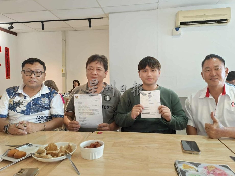 东:经过14年的努力,哥打峇鲁一名华裔父亲终于成功为现年24岁的长子申请到大马公民权,他的儿子之前一直是无国籍孩童而没有身份证。
