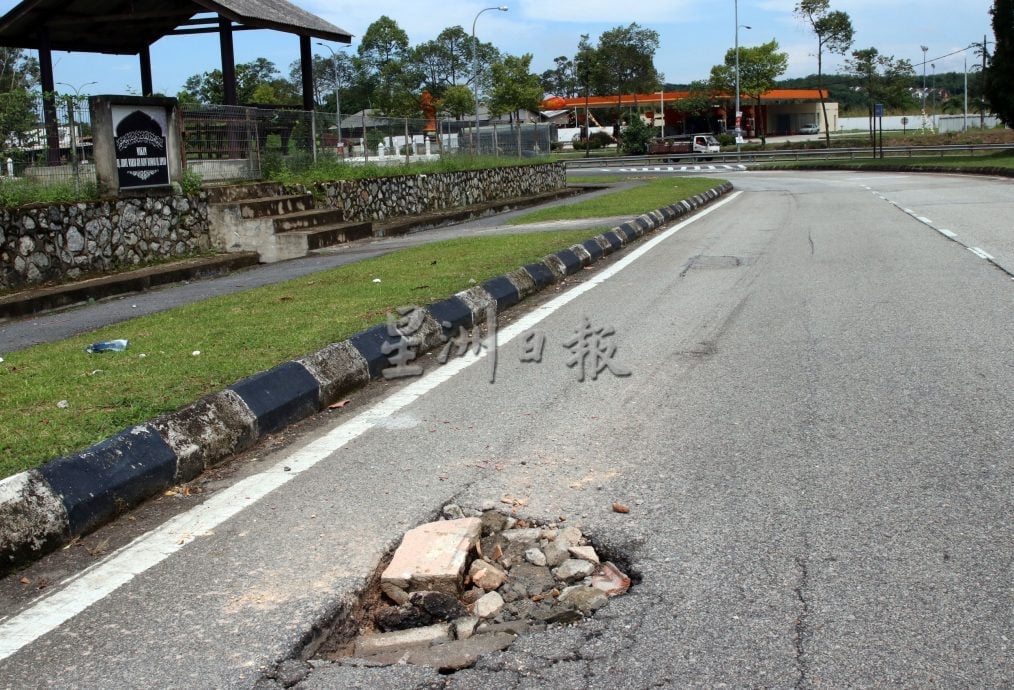 供星洲网/芙蓉Kayu Ara路处处路洞,成骑士“隐形杀手”