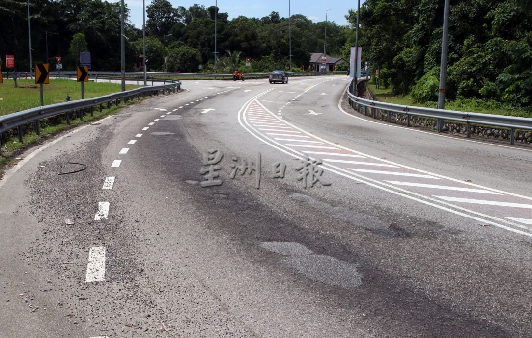 供星洲网/芙蓉Kayu Ara路处处路洞,成骑士“隐形杀手”