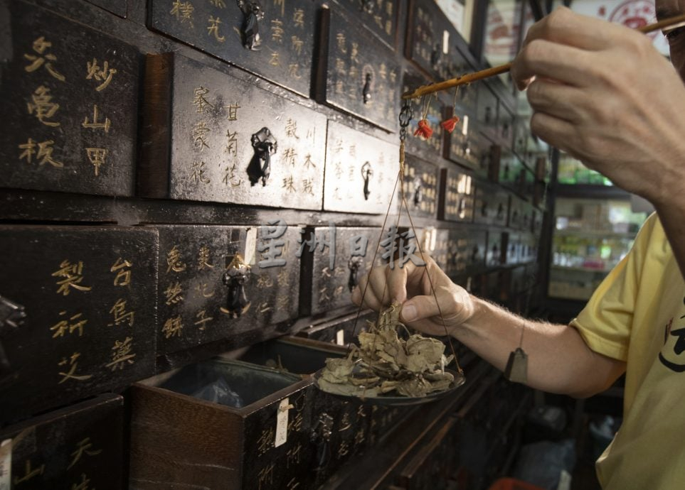 星角摄/古色古香的百子柜