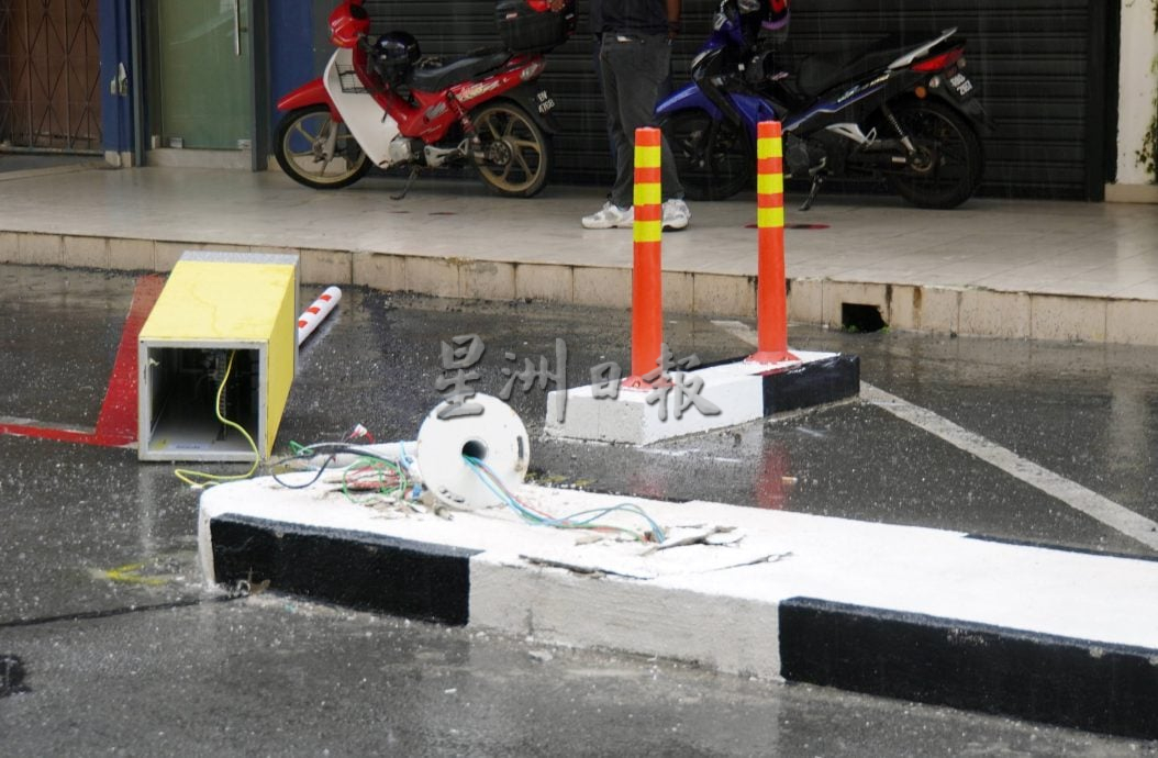 加央市会智能停收费制度试跑数天，疑被人撞坏2个车牌自动识别道闸