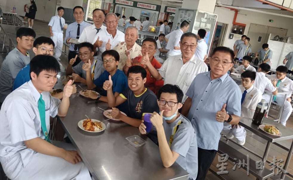 安顺三民独中43人食物中毒 卫生局准食堂营业
