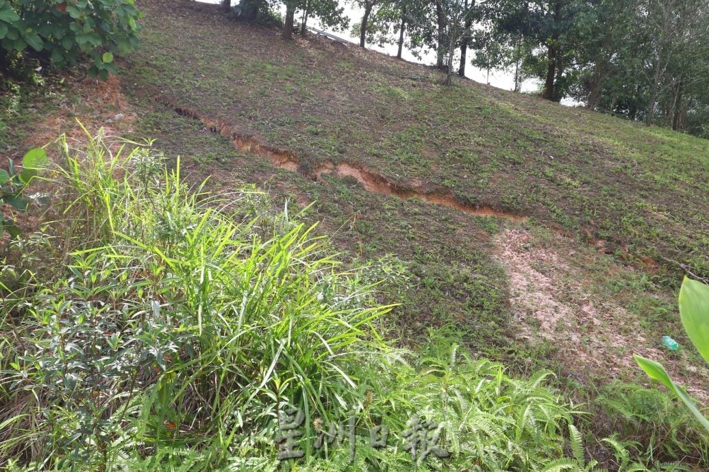 已签发 柔:封面:山坡水坝发生泥土崩塌威胁250户居民安全 居民望SAJ尽快行动免崩塌面扩大