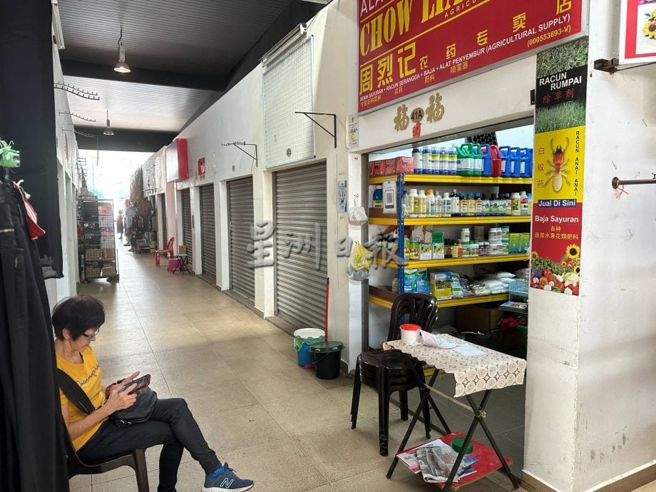 供星洲网:芙蓉公市禁请移工,贩商怨:本地人不做、移工不能请!