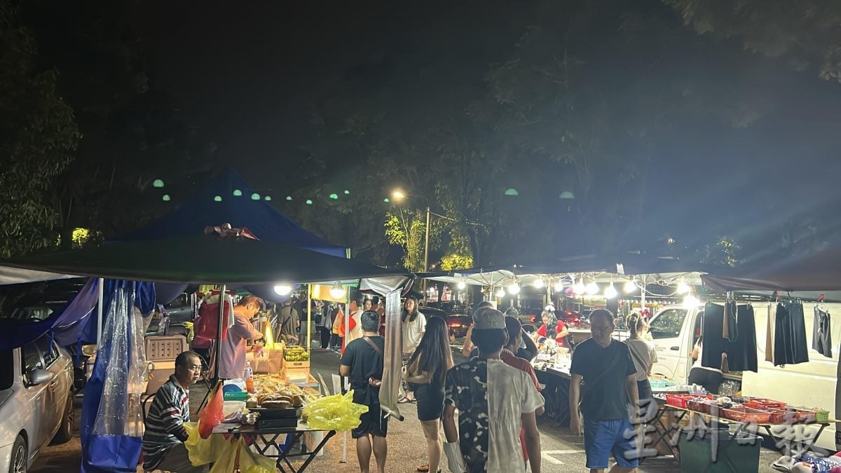 霹:封面主文/佳节后消费力降 巴刹夜市生意淡静