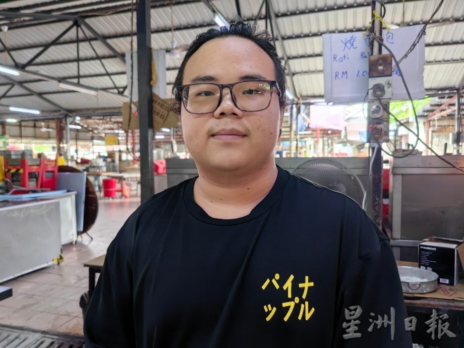 霹:封面主文/佳节后消费力降 巴刹夜市生意淡静