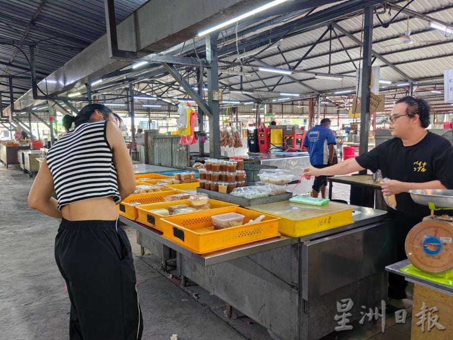 霹：封面主文／佳节后消费力降 巴刹夜市生意淡静
