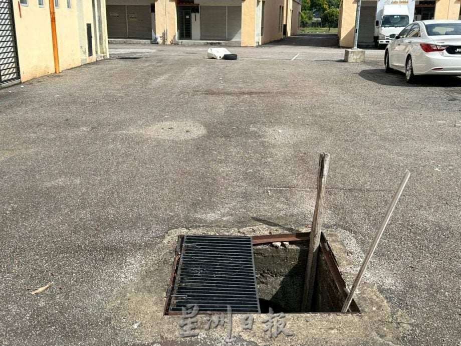 （古城第三版主文）双岛城沟盖损坏或不见 危及公路使用者安全