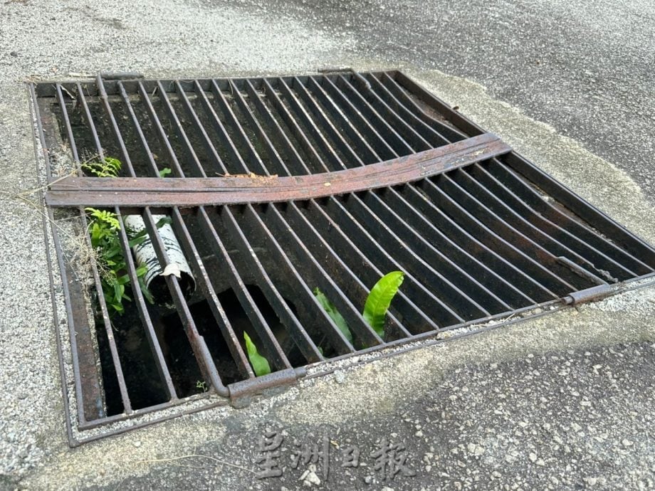 （古城第三版主文）双岛城沟盖损坏或不见 危及公路使用者安全