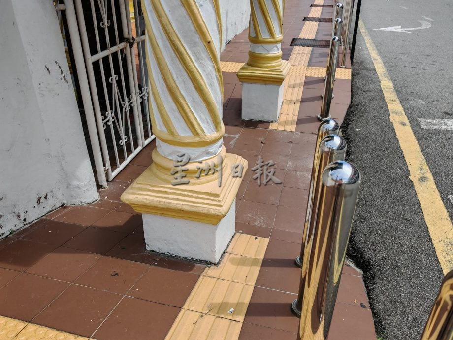 (古城封面主文)导盲砖走道上有沟盖柱子,视障人士一旦使用将困难重重