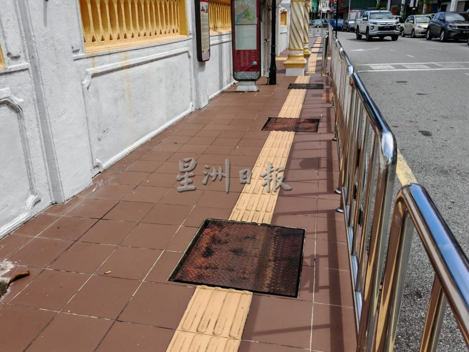 (古城封面主文)导盲砖走道上有沟盖柱子,视障人士一旦使用将困难重重