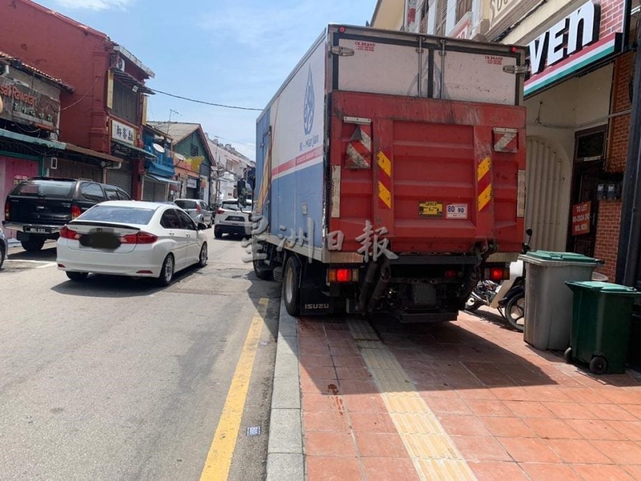 (古城封面主文)导盲砖走道上有沟盖柱子,视障人士一旦使用将困难重重