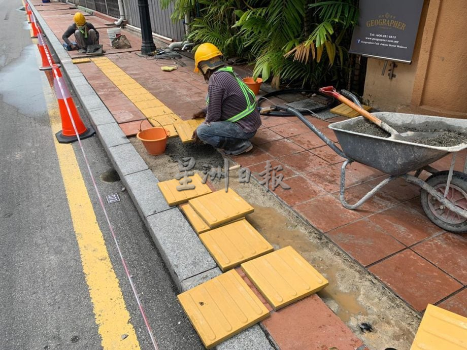(古城封面主文)导盲砖走道上有沟盖柱子,视障人士一旦使用将困难重重