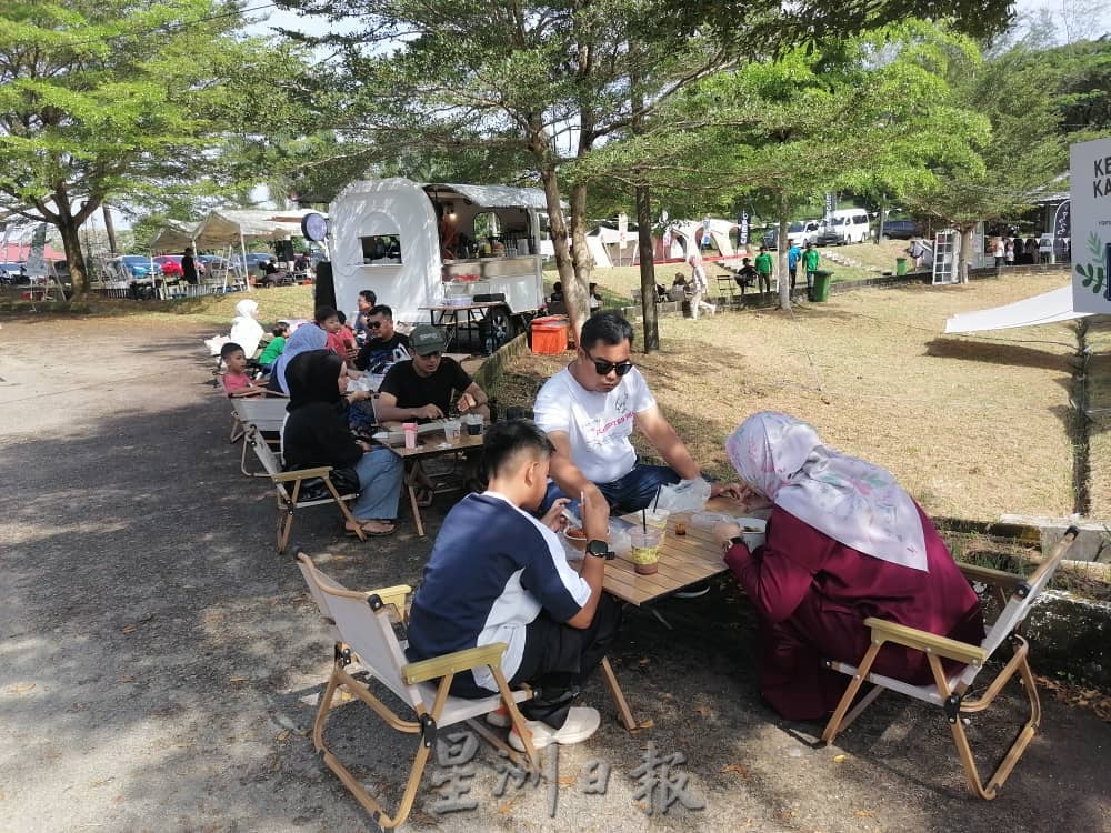 东:野餐风文创市集来到农业公园,关丹市民享受惬意周末。
