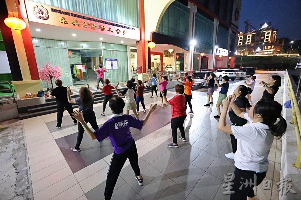 供星洲网:乐活频道|广场舞标准和条件约束不高 舞动身体释放多巴胺与胺多酚