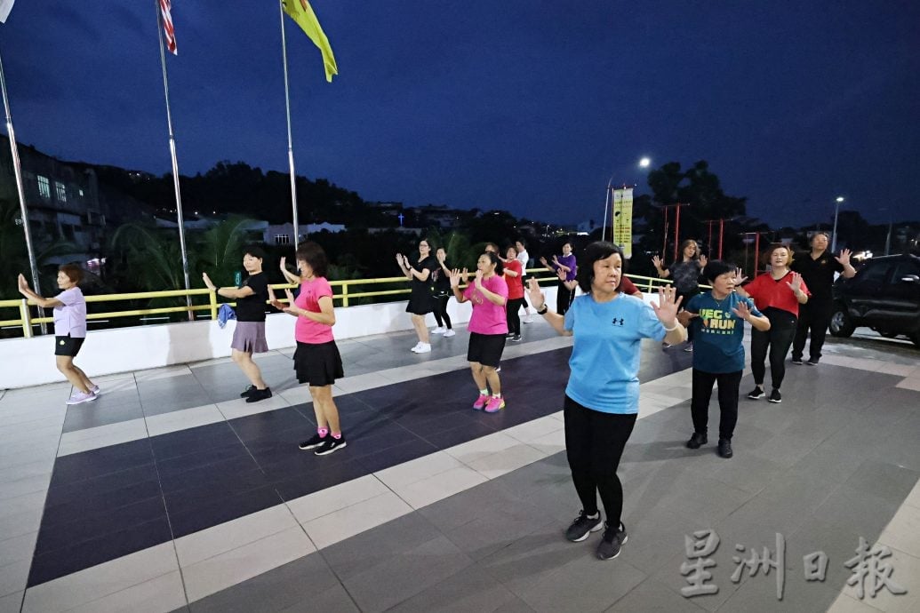 供星洲网：乐活频道|广场舞标准和条件约束不高 舞动身体释放多巴胺与胺多酚