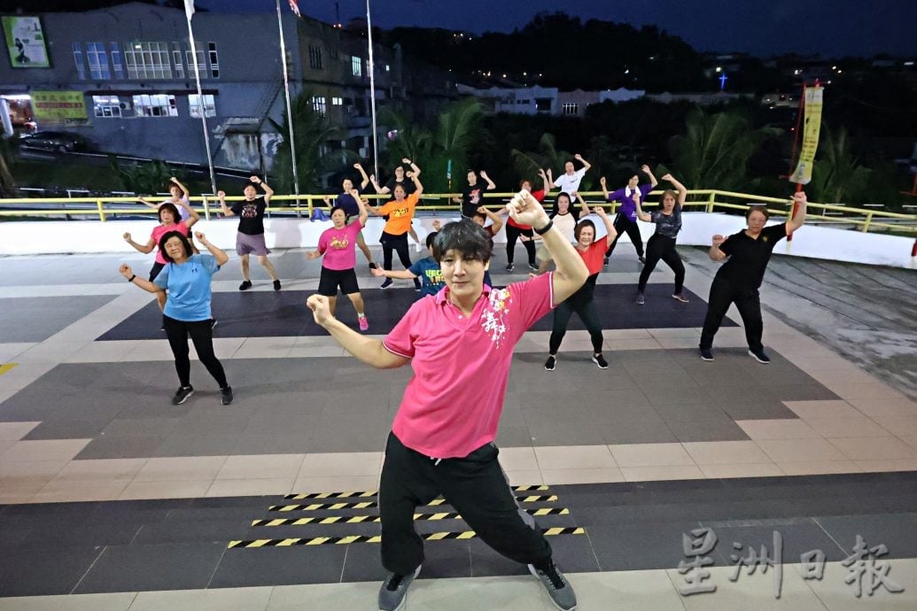 供星洲网:乐活频道|广场舞标准和条件约束不高 舞动身体释放多巴胺与胺多酚