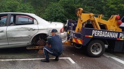 车内积水堆满垃圾长野草 布城17辆废弃车辆被拖走